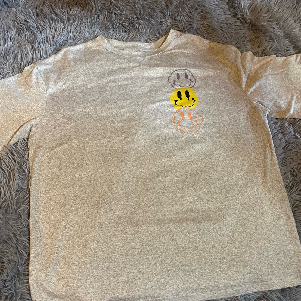 Women’s Smiley Shirt!🤍🩶
